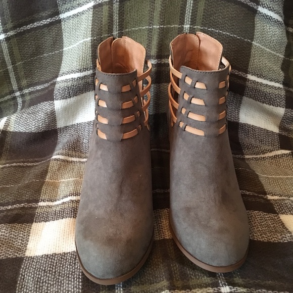 🌼 3/$15 🌼 Plume Grey booties size 6 - Picture 3 of 7